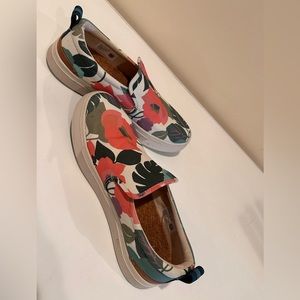Floral TOMS shoes